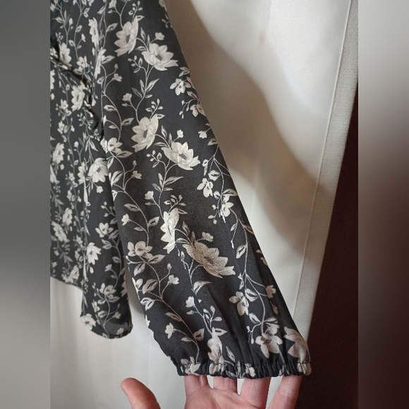 Old Navy Dark Cottage Top Medium Black Floral Ruffle Peasant Bohemian - Picture 4 of 10